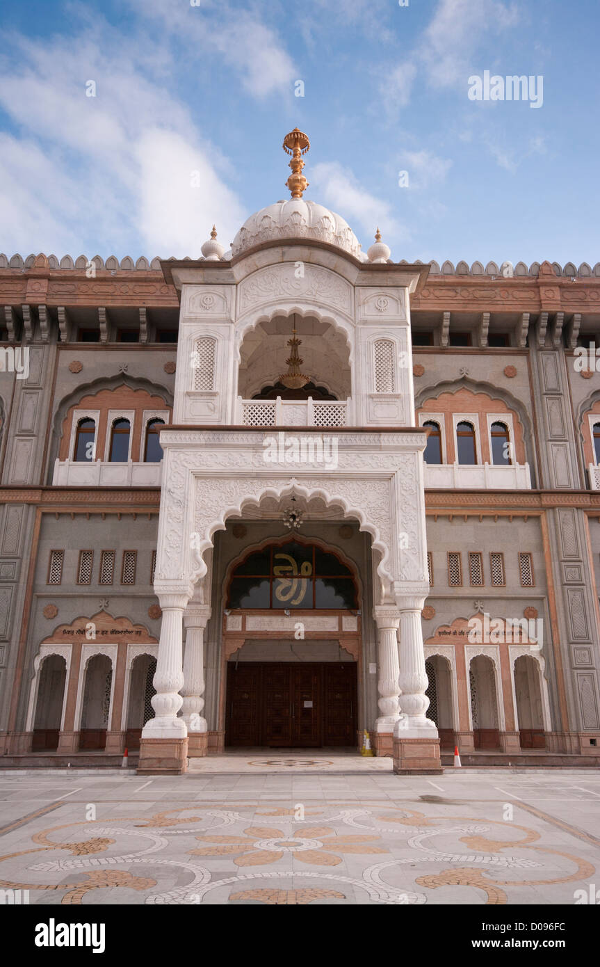 Esterno del Shri Guru Nanak Gurdwara Darbar tempio sikh a Gravesend Kent REGNO UNITO Foto Stock