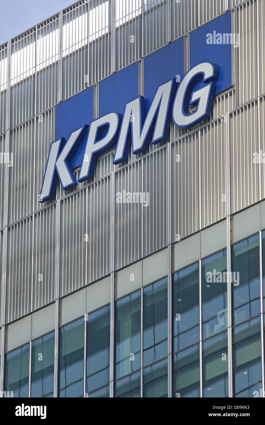 La sede centrale di Londra della società di consulenza KPMG dal quartiere finanziario di Canary Wharf Londra Inghilterra GRAN BRETAGNA REGNO UNITO Foto Stock