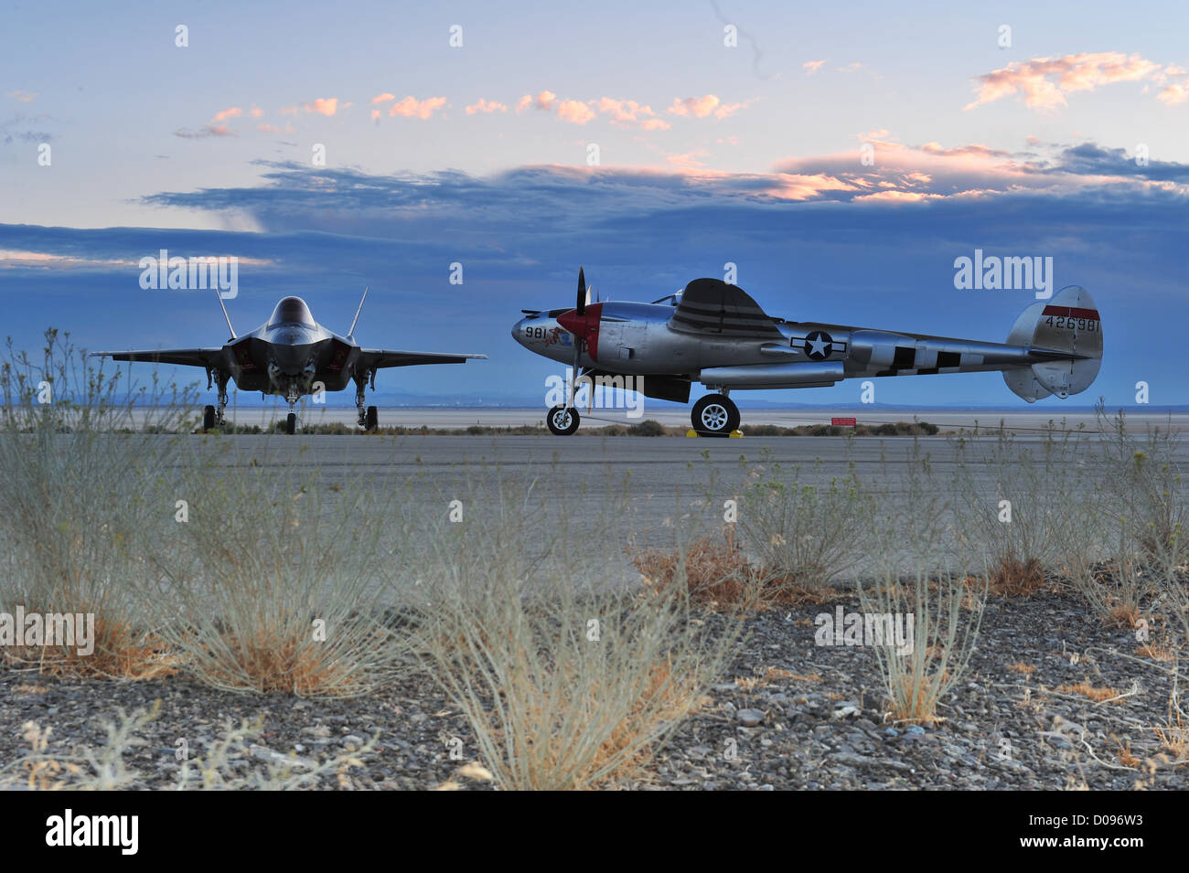 Il Lockheed Martin F-35 Lightning II incontra il suo omonimo, il P-38 Lockheed Lightning Foto Stock