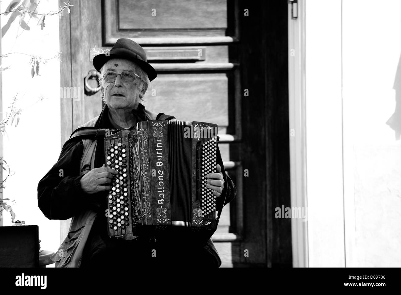Musicista che suona la fisarmonica Foto e Immagini Stock in Bianco e