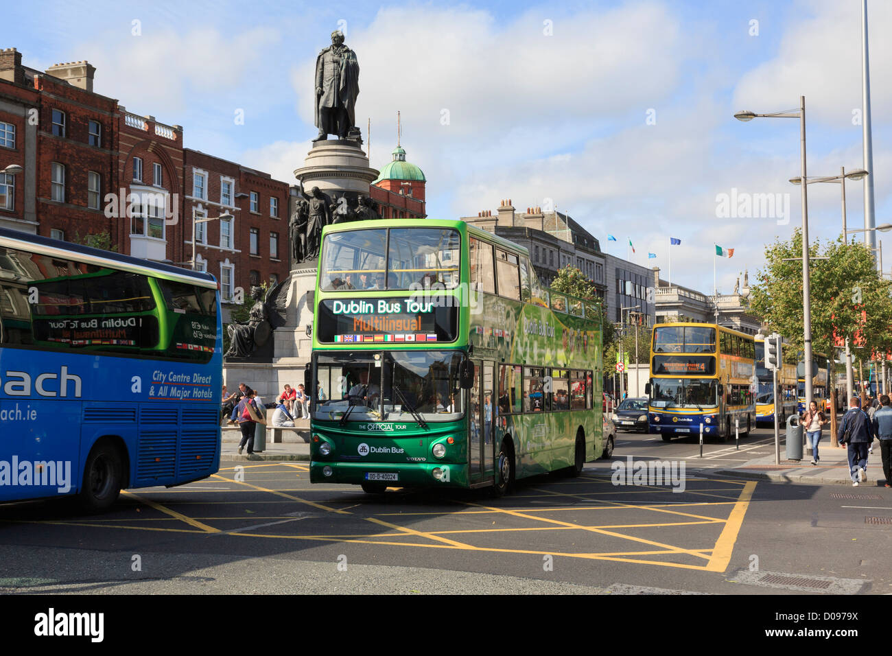Green double decker Hop on Hop off Gita turistica della città di autobus che passa di Daniel O'Connell monumento nella città di Dublino Irlanda Eire Foto Stock
