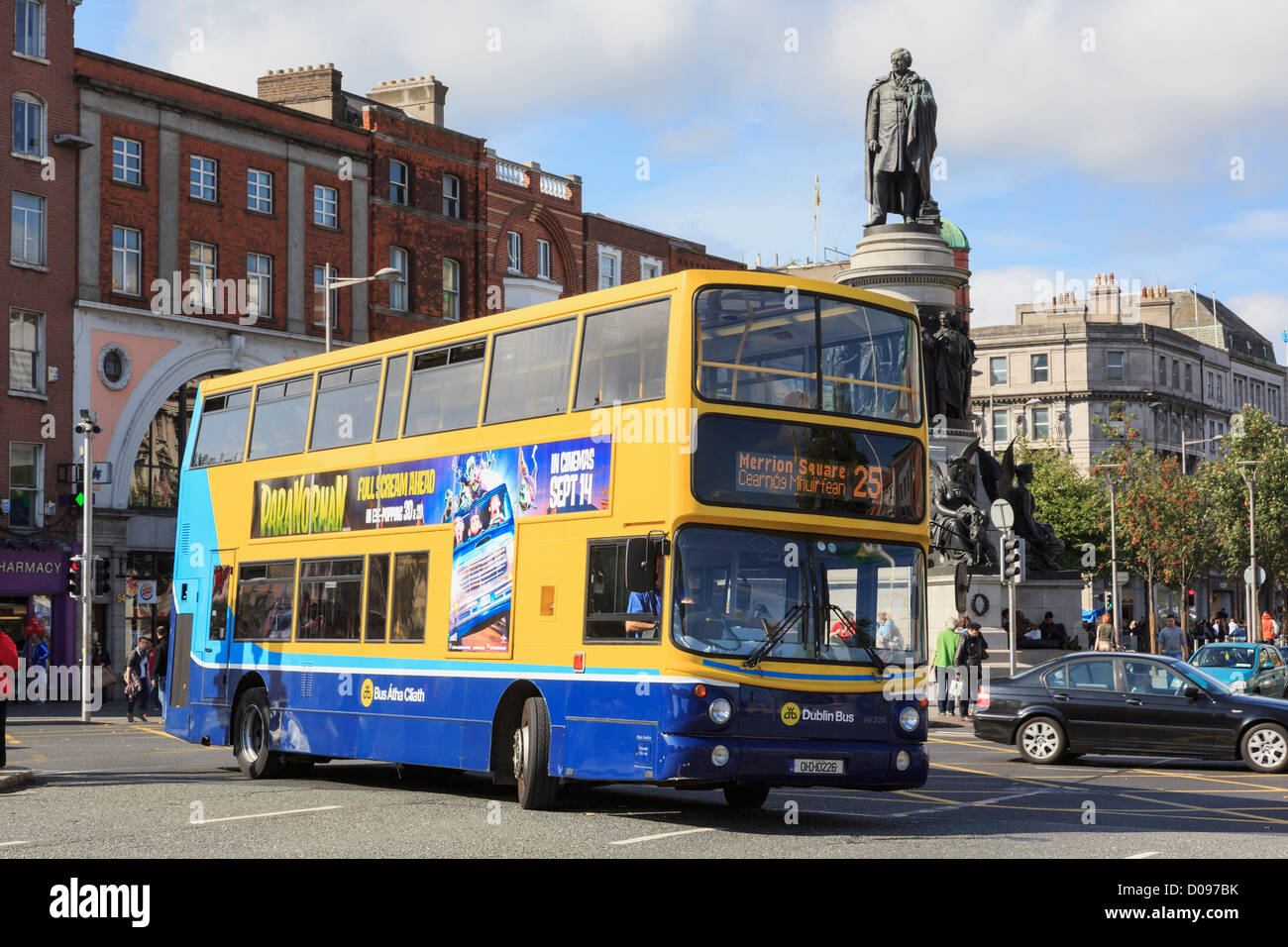 Double Decker bus passando di Daniel O'Connell monumento su O'Connell Street, Dublin, Irlanda meridionale, Eire Foto Stock