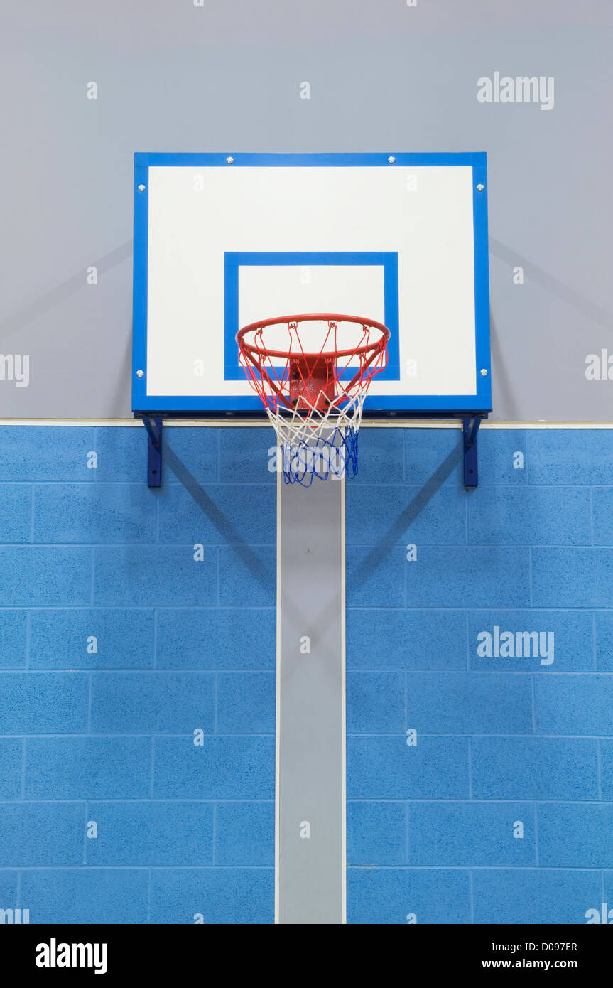 Close up di un Basketball hoop montato sulla parete nella sala sportiva di una moderna scuola secondaria. Foto Stock