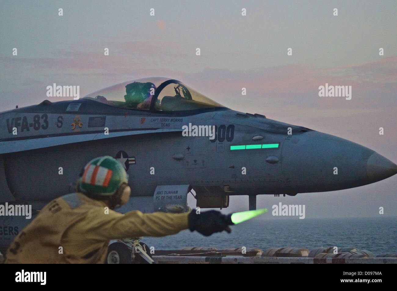 Un ufficiale di lancio e recupero degli aerei sulla USS Dwight D. Eisenhower segnala il lancio del tenente Joe Krukar su un F/A-18C Hornet, supportando le operazioni di missione nell'area della 5th Fleet. Foto Stock
