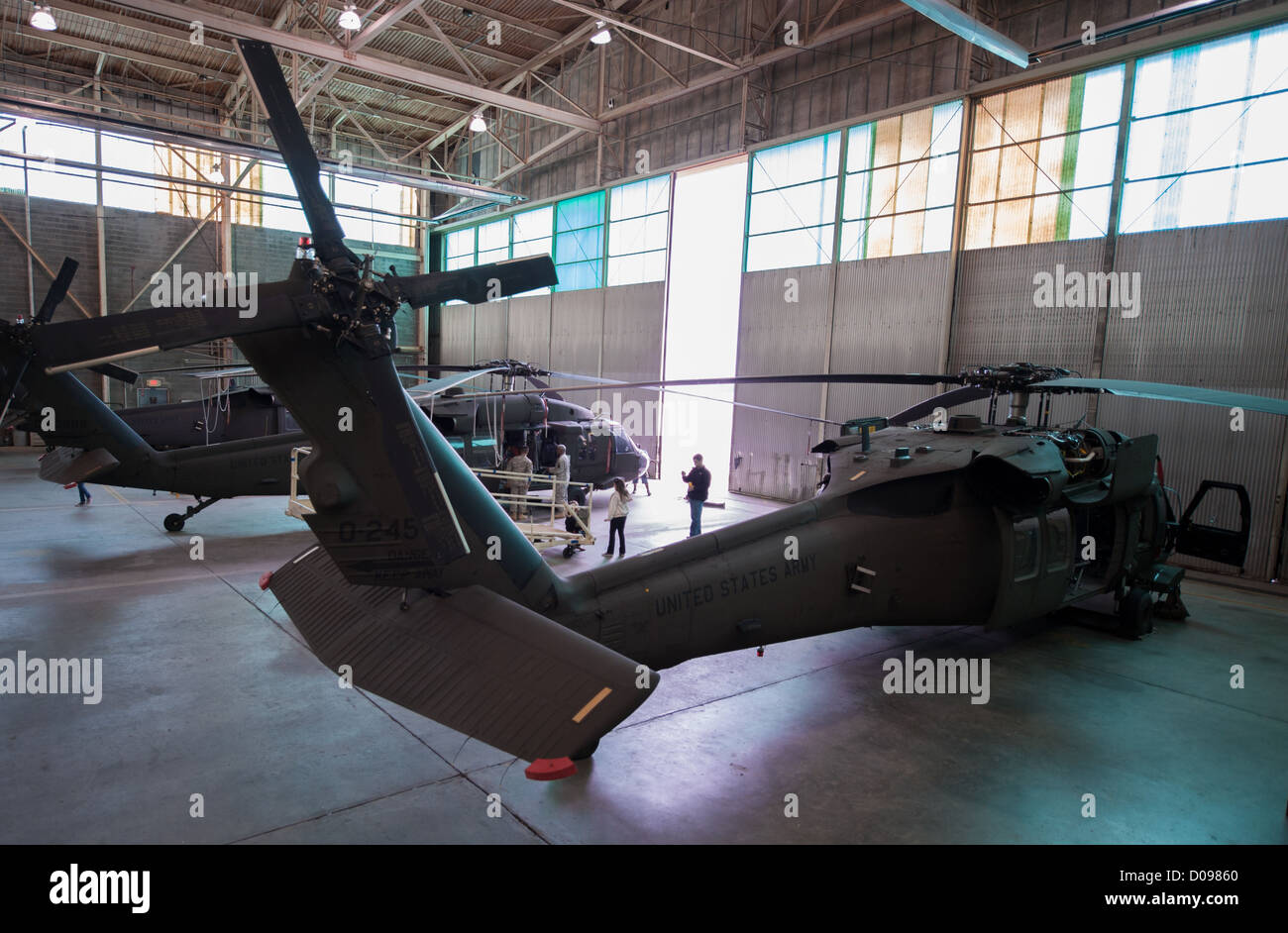 Gli studenti della New Century International Elementary School visitarono il Simmons Army Airfield a Fort Bragg, Carolina del Nord, il 19 novembre 2012. Furono mostrati elicotteri UH-60 Black Hawk, parte di un'unità di aviazione della riserva dell'esercito, che offriva un'esperienza educativa sull'aviazione militare e sulle operazioni con elicotteri. Foto Stock