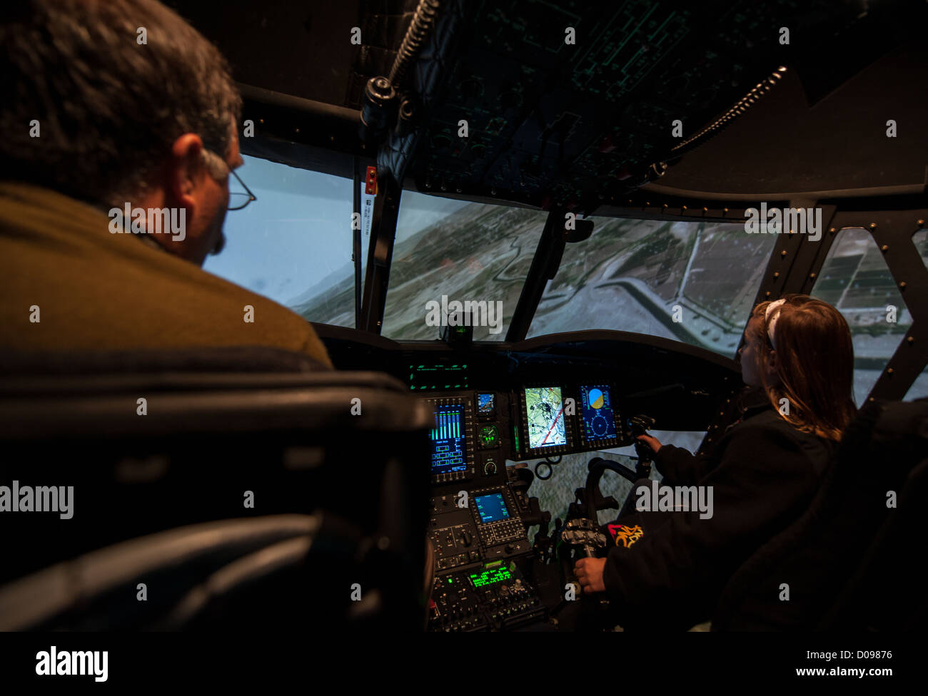 Rebecca Rascon, destra vola un CH-47F con il simulatore di guida da istruttore Pat Turner, sinistra, durante una nov. 19, 2012 visita la scuola Foto Stock