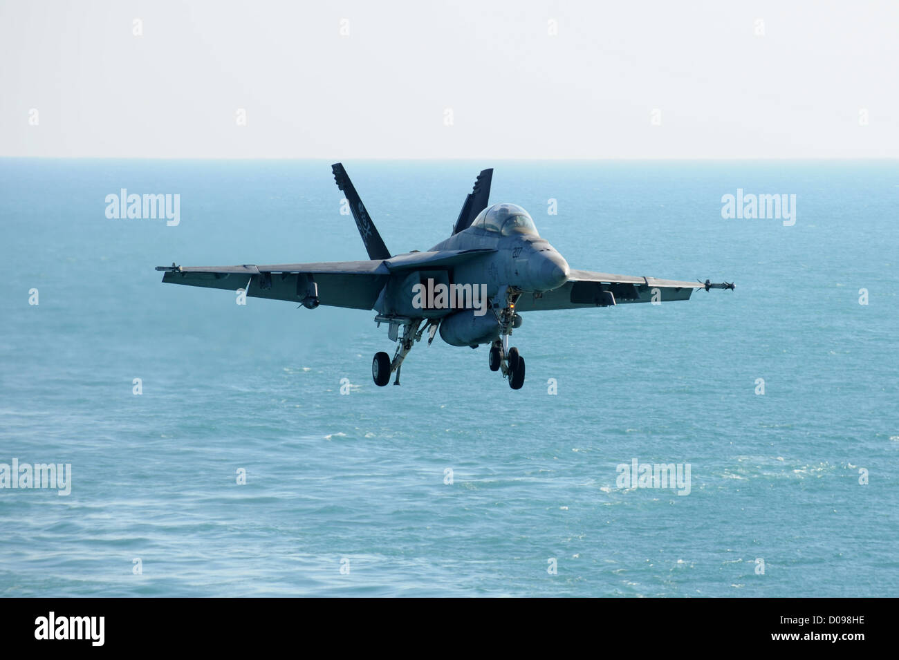 Un F/A-18F Super Hornet del Jolly Rogers dello Strike Fighter Squadron 103 si avvicina alla USS Dwight D. Eisenhower (CVN 69) per operazioni di trasporto. La nave è schierata nella zona della 5th Fleet degli Stati Uniti e conduce operazioni di sicurezza marittima. Foto Stock