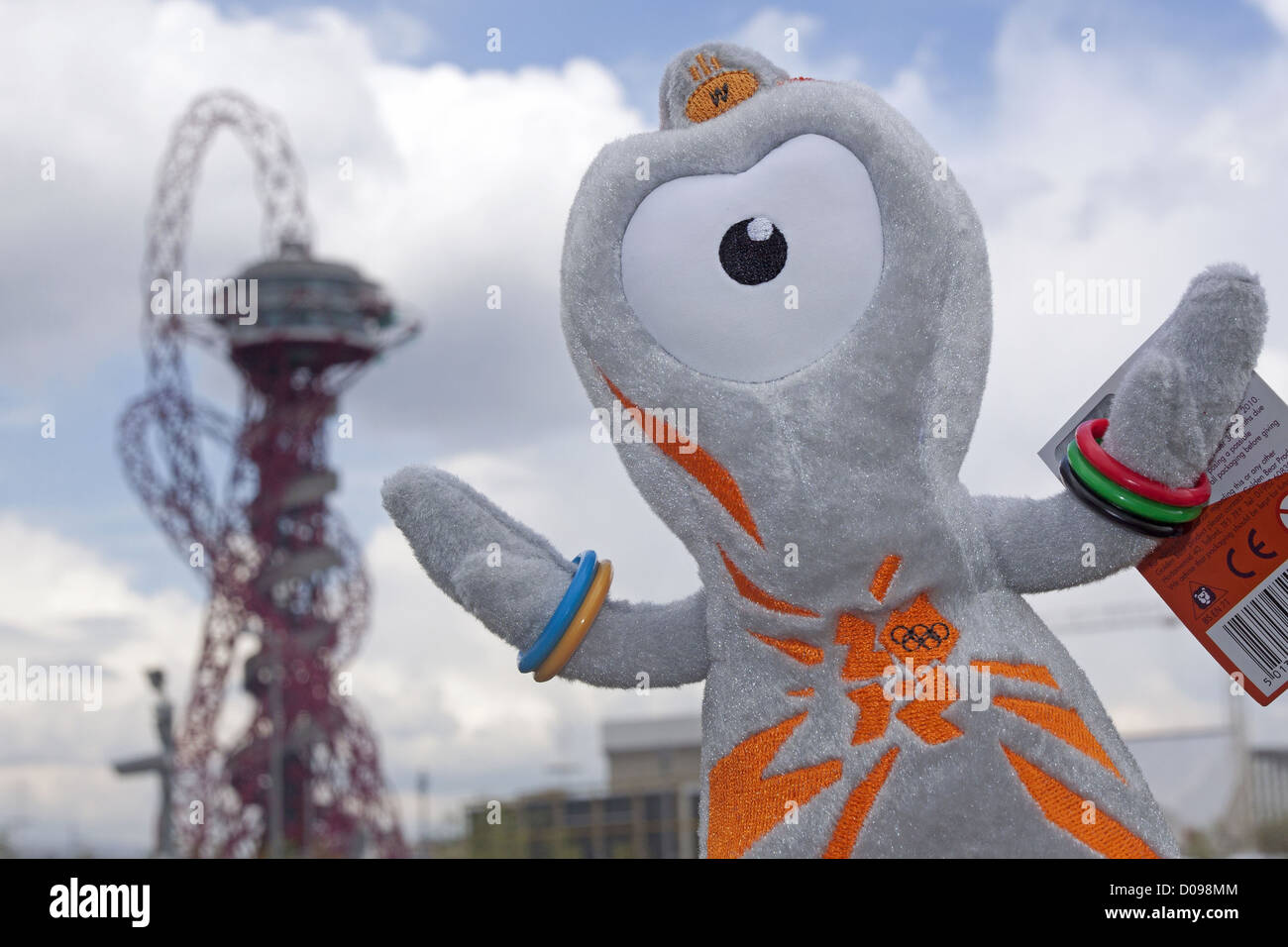 WENLOCK uno due mascotte OLIMPIADI DI LONDRA 2012 in orbita di sfondo MITTAL torre costruita architetto Anish Kapoor per Londra 2012 Foto Stock
