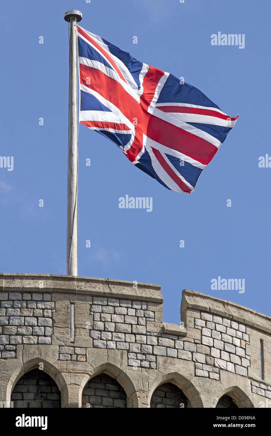 Bandiera britannica Union Jack sventola sopra torre rotonda al Castello di Windsor in Inghilterra Queen Elizabeth II la residenza ufficiale Windsor Foto Stock