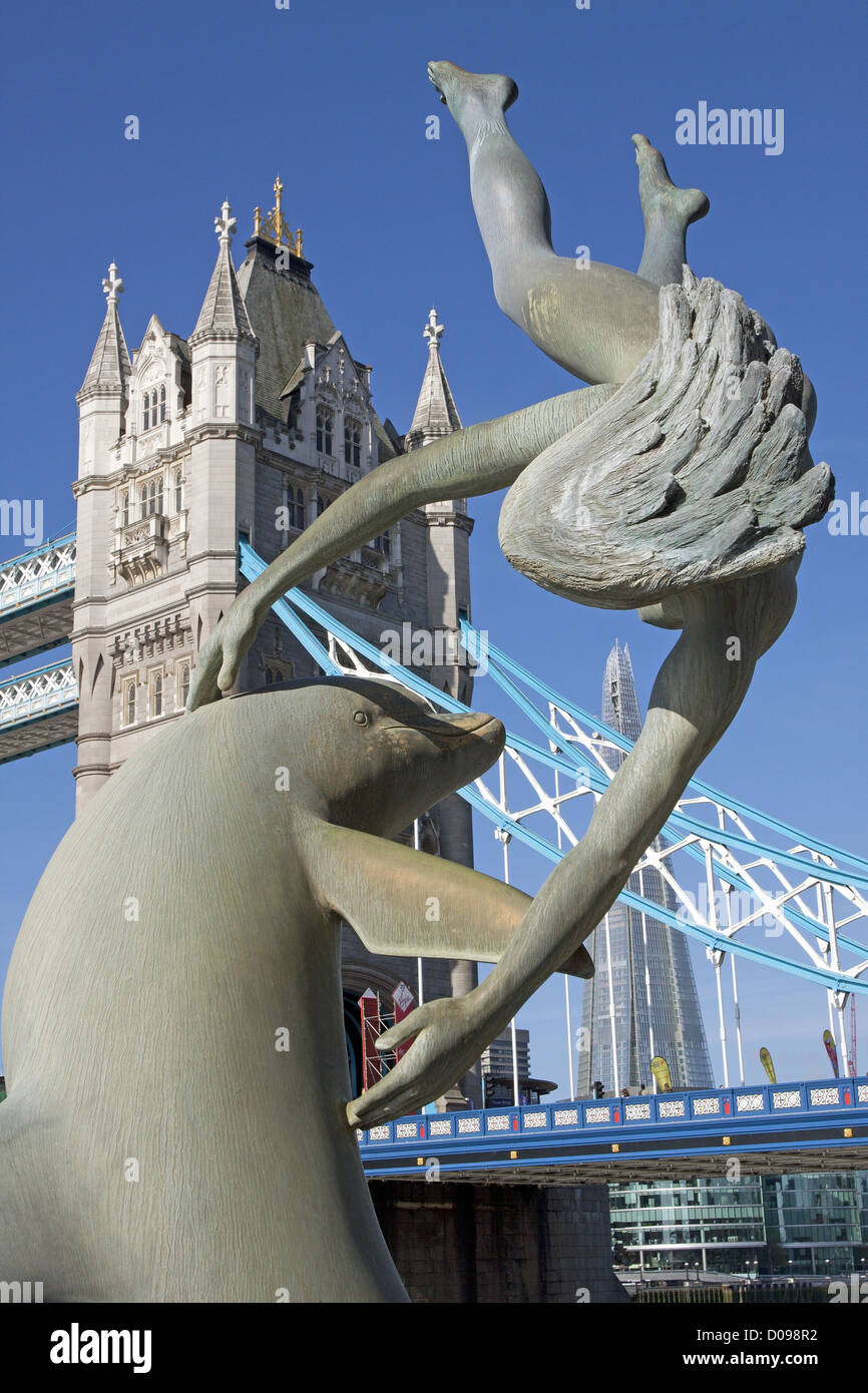 Scultura "Ragazza con un delfino' dall'artista David WYNNE vicino al Tower Bridge Londra Inghilterra GRAN BRETAGNA REGNO UNITO Foto Stock