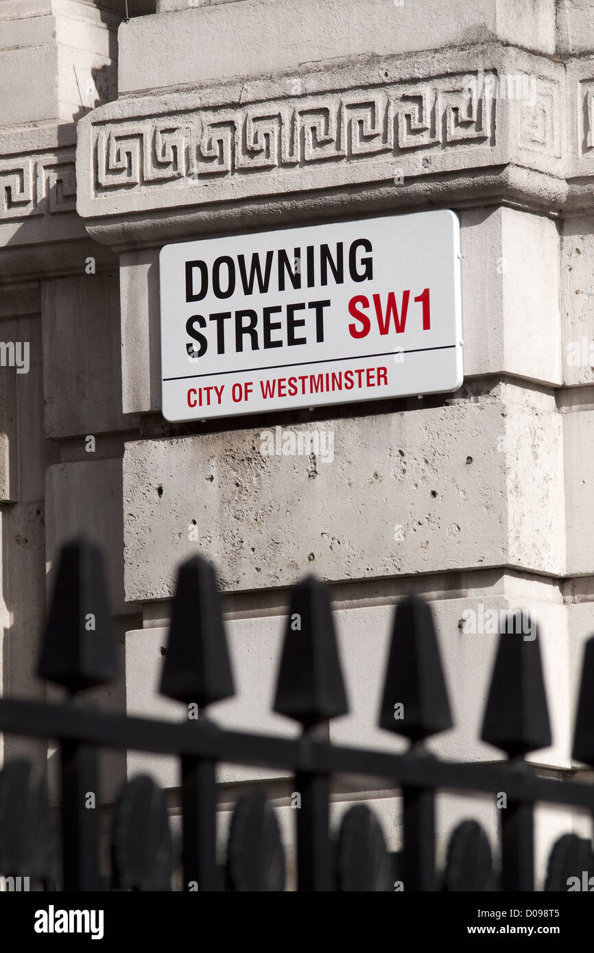Un cartello stradale per Downing Street la strada dove il primo ministro britannico vive Londra Inghilterra GRAN BRETAGNA REGNO UNITO Foto Stock