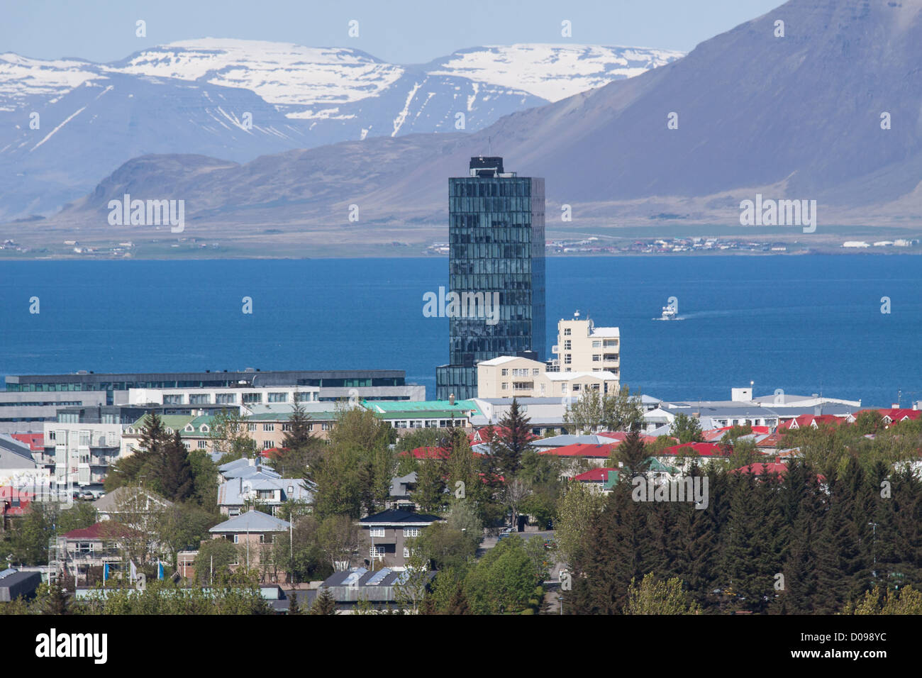 Vista generale di Reykjavik City Centre e il fiordo KOLLAFJORDUR REYKJAVIK ISLANDA Foto Stock