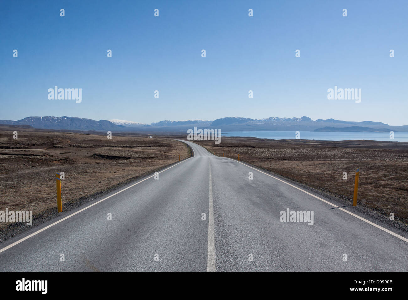 Deserta strada islandese con lago THINGVALLAVATN sulla regione destra del cerchio d'oro dell'Islanda Foto Stock