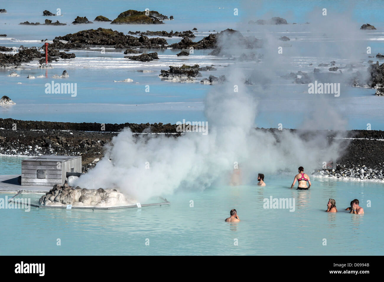 Bagnanti per godersi l'acqua calda della laguna blu di sorgenti calde e fango di silice GRINDAVIK penisola di Reykjanes in Islanda Foto Stock