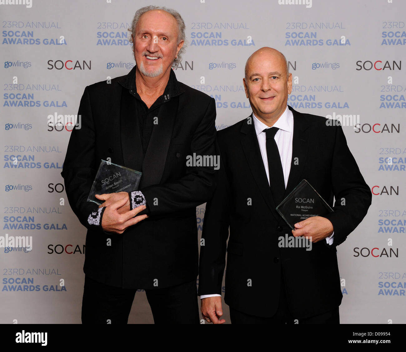 Novembre 19, 2012. Toronto, Canada. Il ventitreesimo SOCAN annuale (la Società dei compositori, gli autori e gli editori di musica del Canada) Awards Gala a Roy Thomson Hall. Nella foto, Brian Smith e Ra McGuire del Trooper. (GMP/BRP/DCP/N8N) Foto Stock