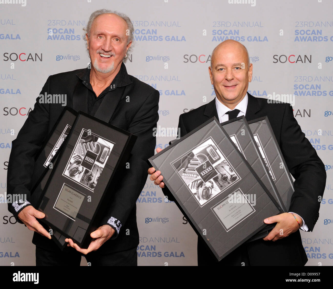 Novembre 19, 2012. Toronto, Canada. Il ventitreesimo SOCAN annuale (la Società dei compositori, gli autori e gli editori di musica del Canada) Awards Gala a Roy Thomson Hall. Nella foto, Brian Smith e Ra McGuire del Trooper. (GMP/BRP/DCP/N8N) Foto Stock