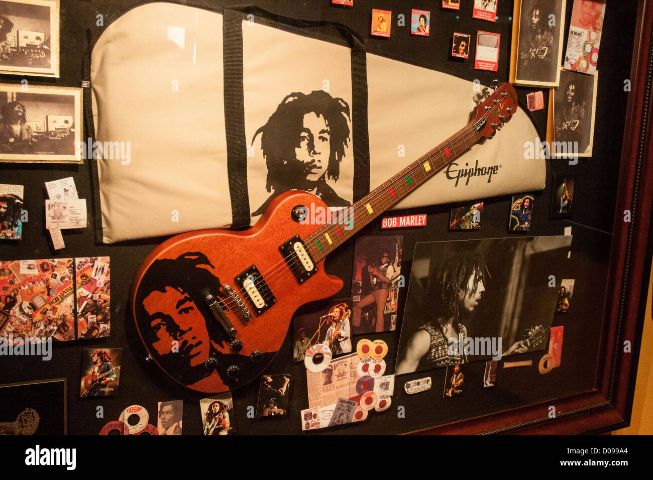Mostrare la chitarra che apparteneva a Bob Marley (1945-1981) giamaicano reggae cantante IN CASO DI VISUALIZZAZIONE DI BOB MARLEY CENTER mausoleo nove Foto Stock