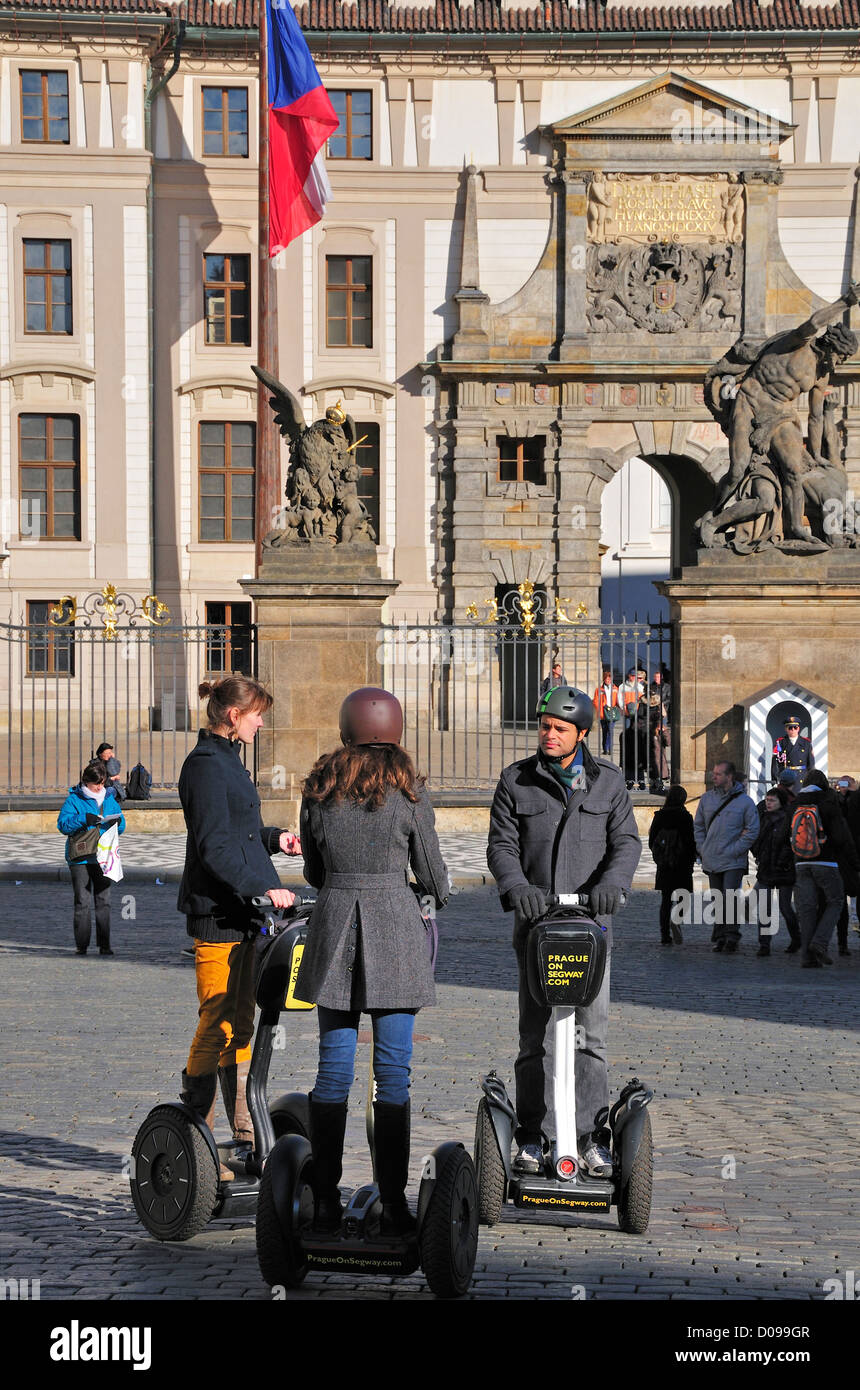 Praga, Repubblica Ceca. Segway Tour di fronte al castello Foto Stock