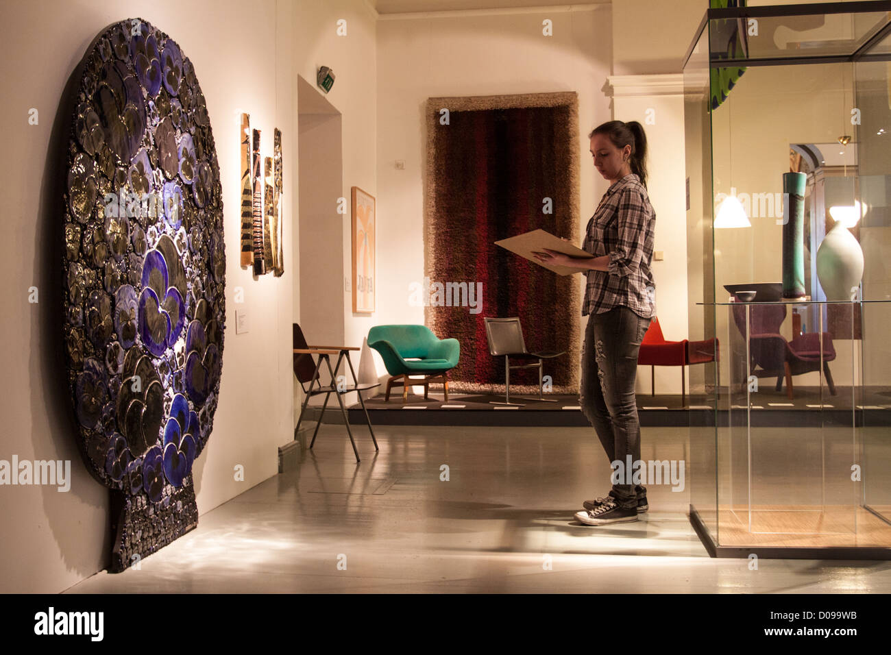 Arte studente facendo uno schizzo delle opere esposte nel museo del design Helsinki Finlandia Europa Foto Stock