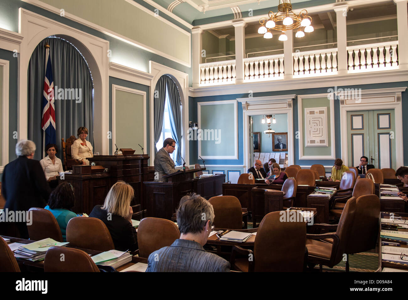 Altoparlante a parlare davanti al gruppo islandese durante una sessione del Parlamento ALTHINGI REYKJAVIK ISLANDA EUROPA Foto Stock