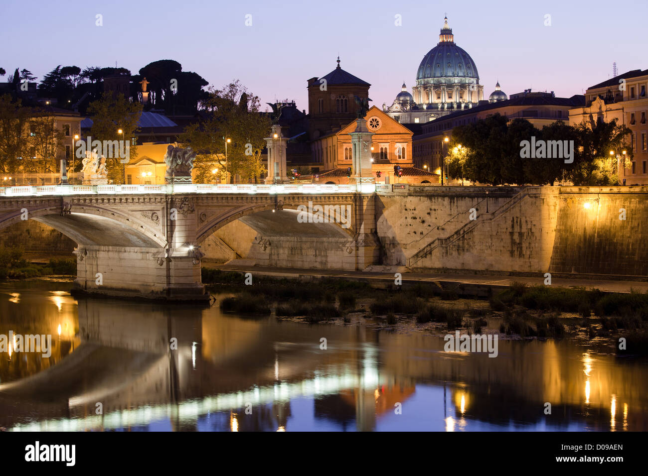 Paesaggio della basilica di San Pietro Vaticano Roma Italia e Vittorio Emanuele ponte sul Tevere bank nel crepuscolo Foto Stock