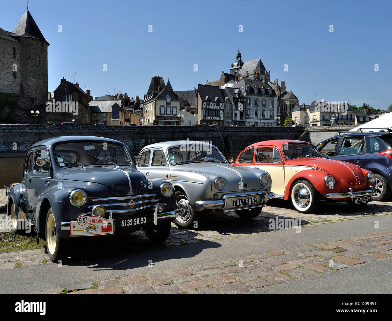 Mostra di vecchie auto : Renault 4 CV, Renault Dauphine, scarabeo di Volkswagen. In Mayenne città (Francia). Foto Stock