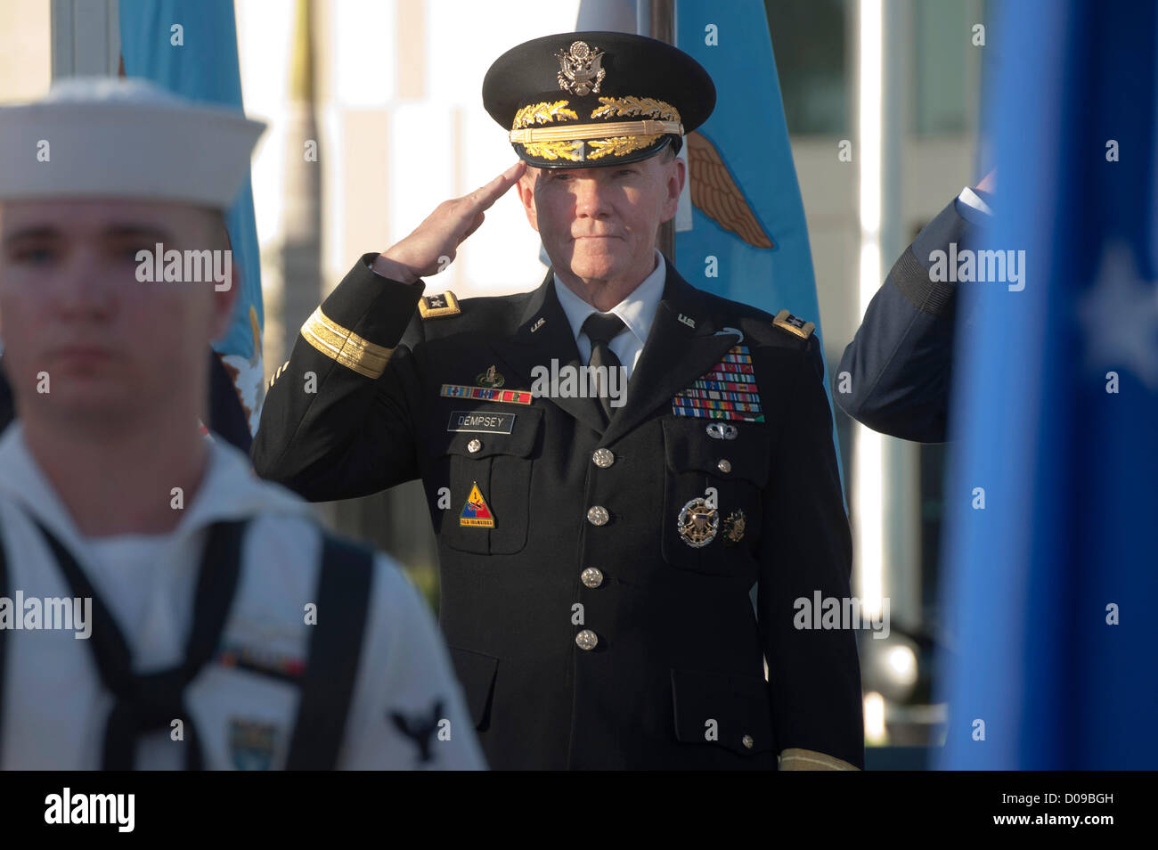 Noi generale Martin Dempsey, presidente del Comune di capi di Stato Maggiore, saluta presso la Southern il comando Modifica del comando Novembre 19, 2012 a Miami, FL. Il generale John Kelly assunse il comando dal Generale William Fraser III. Foto Stock