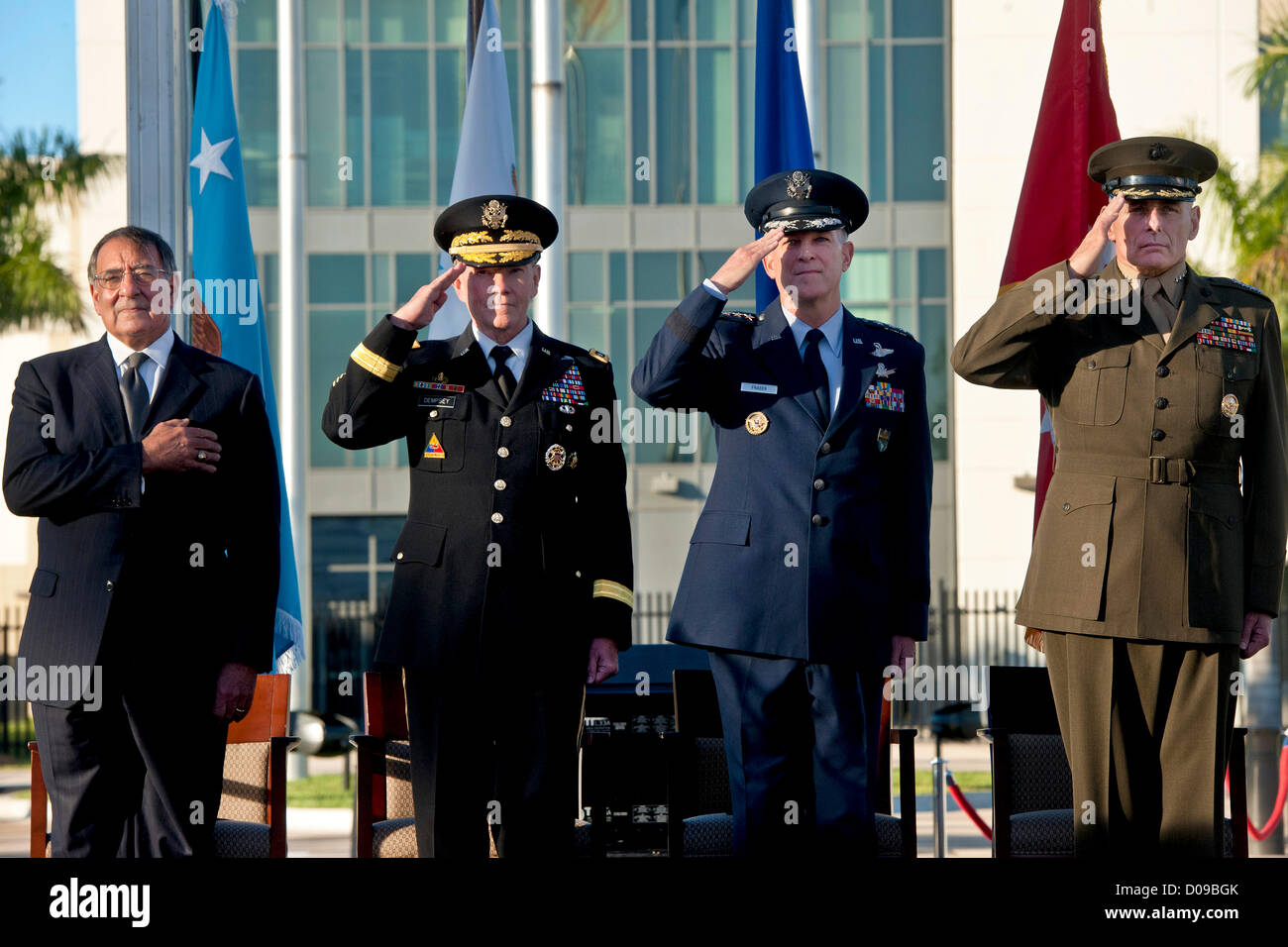 Il Segretario alla difesa degli Stati Uniti Leon Panetta, (da sinistra a destra), il generale Martin Dempsey, presidente del Comune di capi di Stato Maggiore, il Generale William Fraser III e il generale John Kelly stand e salutare per l'inno nazionale presso la Southern il comando Modifica del comando Novembre 19, 2012 a Miami, FL. Generale Kelly assunse il comando dal generale Fraser. Foto Stock