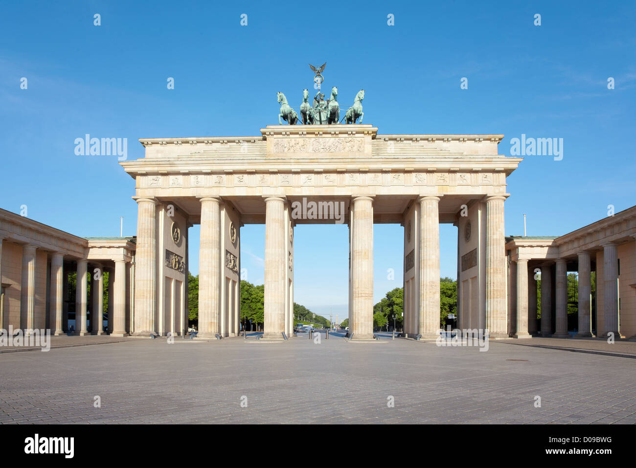 La porta di Brandeburgo, cielo blu, estate a Berlino Foto Stock