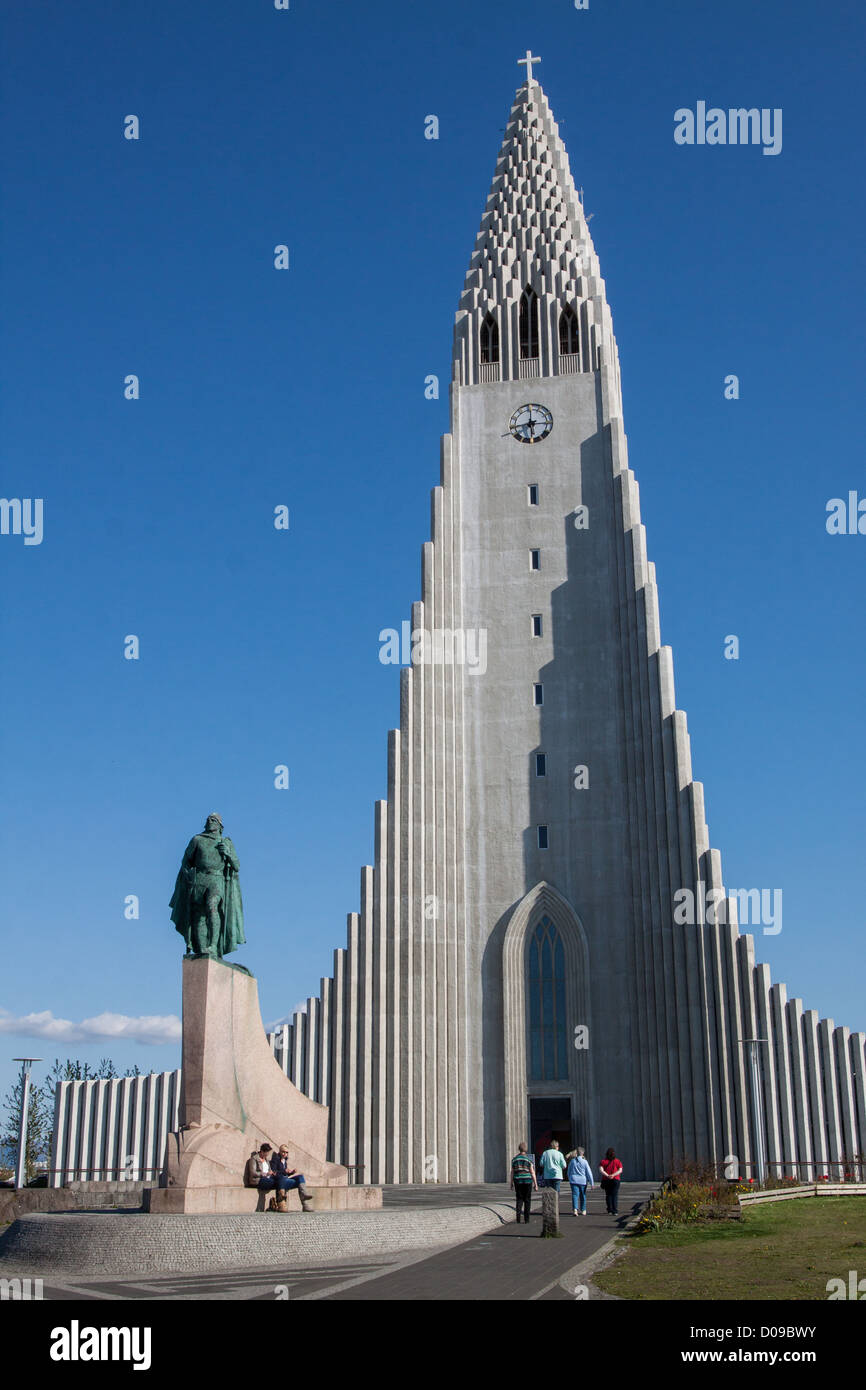I turisti di fronte HALLGRIMSKIRKJA cattedrale costruita nel 1945 Statua vichingo Leif ERICSON PRIMO EUROPEO HANNO MESSO PIEDE NEL NORD Foto Stock