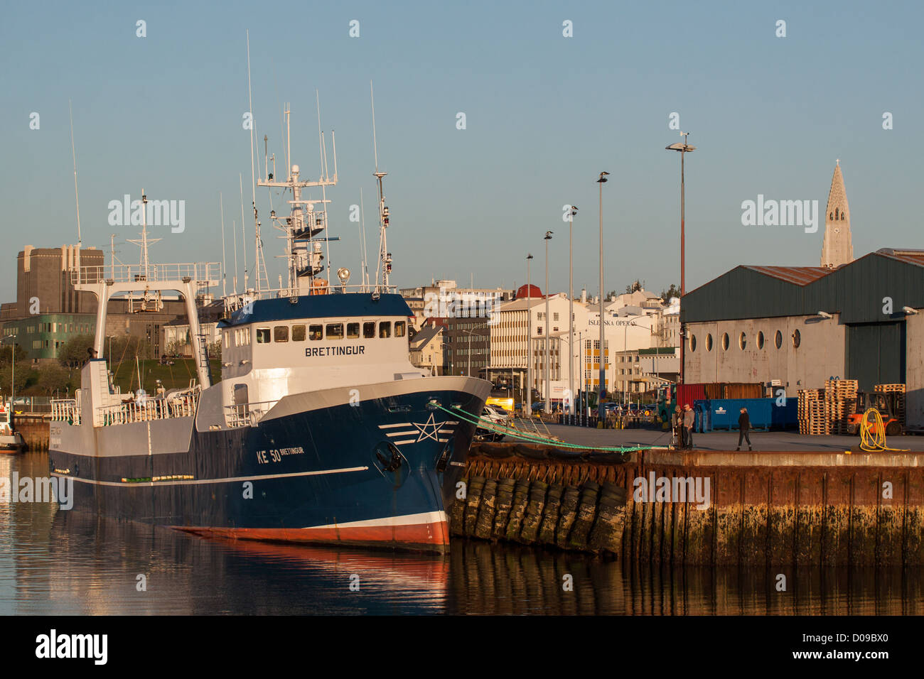 Il sole di mezzanotte illuminare un porto peschereccio di Reykjavik ISLANDA EUROPA Foto Stock