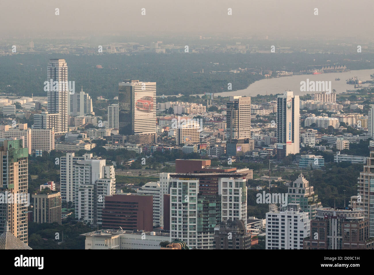 Vista degli edifici nel centro della città al tramonto Bangkok in Thailandia ASIA Foto Stock