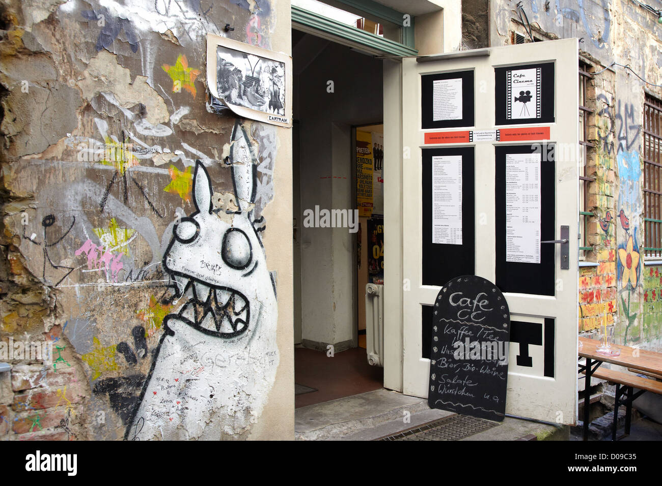 Tipica caffetteria in Berlino, ingresso con graffiti Foto Stock