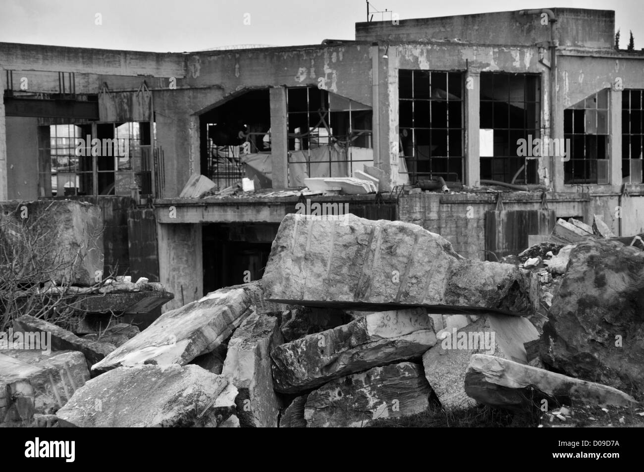 Abbandonata la lavorazione del marmo di fabbrica e pila di lastre di ardesia di granito. In bianco e nero. Foto Stock