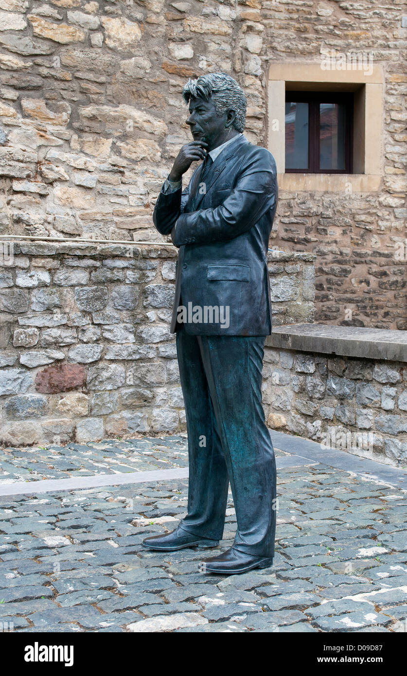 Statua del thriller britannico scrittore Ken Follett, che sorge accanto alla cattedrale di Santa Maria di Vitoria-Gasteiz, Spagna Foto Stock