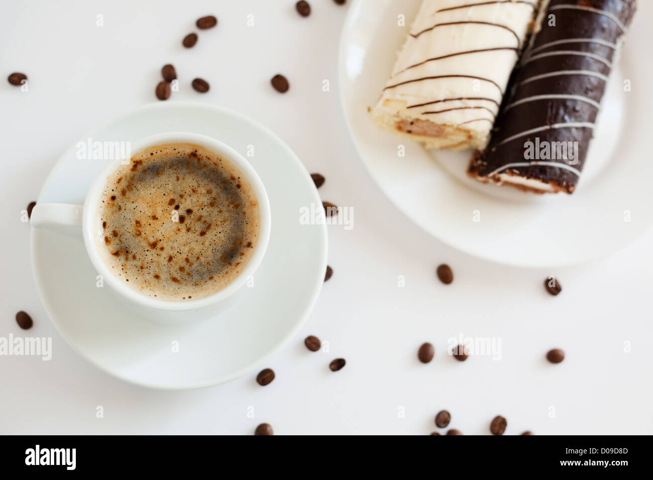 Tazza di caffè con torte al cioccolato sul tavolo bianco Foto Stock