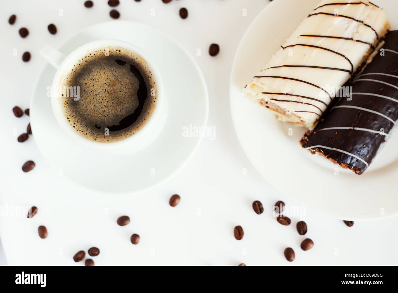 Tazza di caffè con torte al cioccolato sul tavolo bianco Foto Stock