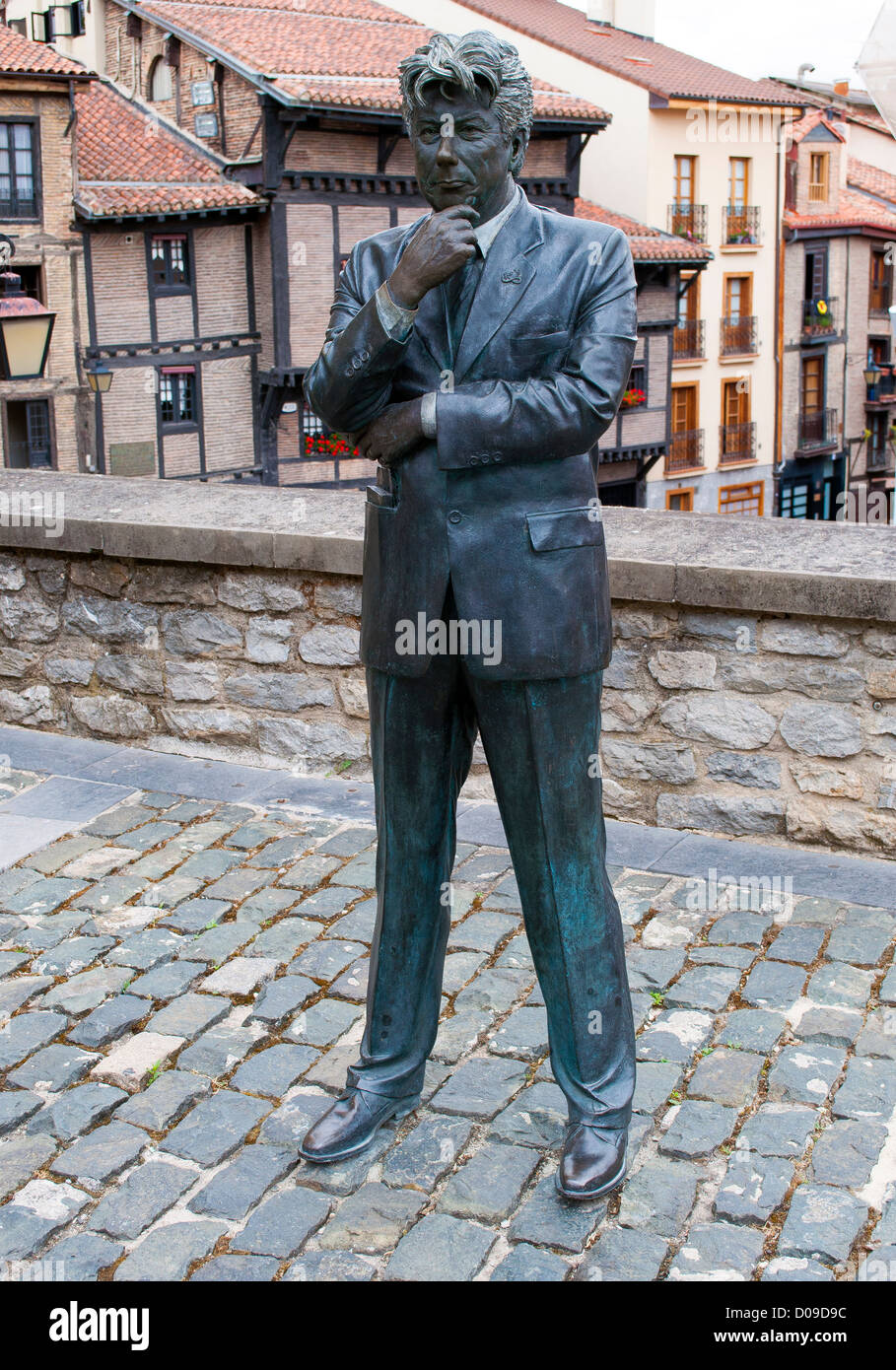 Statua del thriller britannico scrittore Ken Follett, che sorge accanto alla cattedrale di Santa Maria di Vitoria-Gasteiz, Spagna Foto Stock