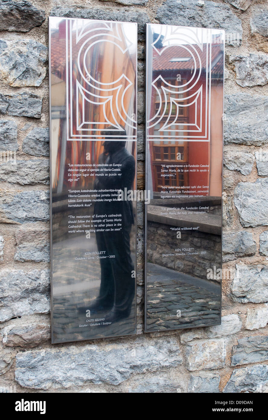 Statua del thriller britannico scrittore Ken Follett, che sorge accanto alla cattedrale di Santa Maria di Vitoria-Gasteiz, Spagna Foto Stock