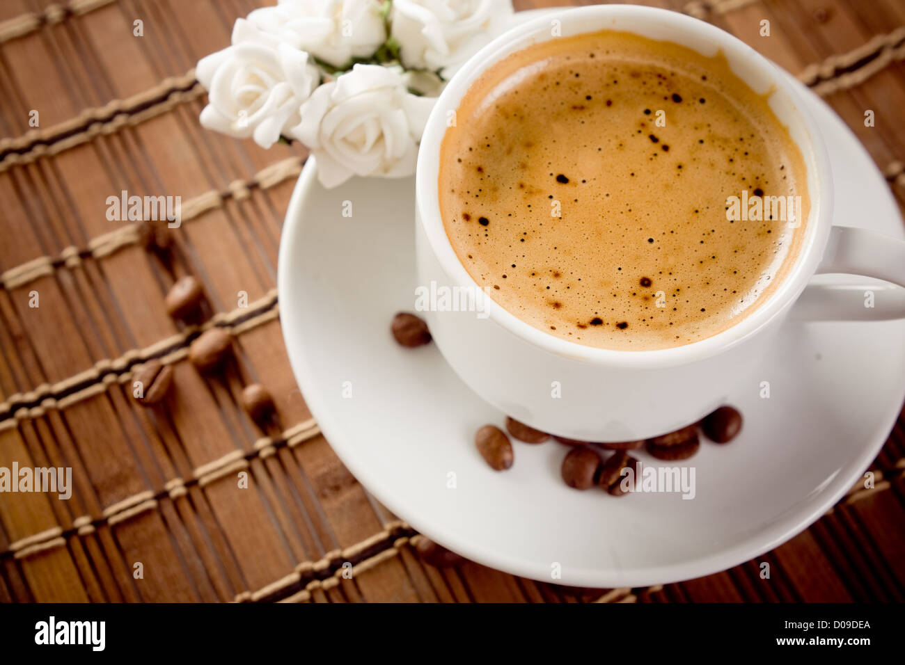 Il caffè al mattino sul tavolo con bean di tipo sparse, Focus sul liquido. Foto Stock