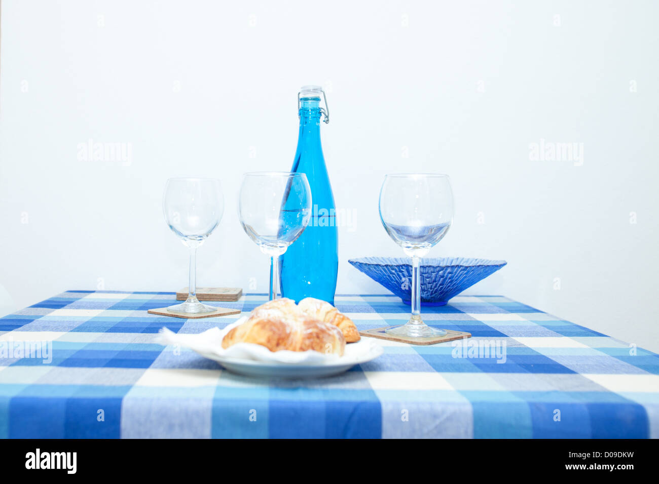 La colazione preparata sul tavolo blu panno Foto Stock