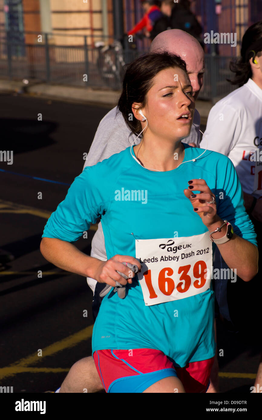 Leeds, Regno Unito 18 novembre 2012. Leeds City Centre, l'età Regno Unito Leeds Abbey Dash 10K gara. Un record di 9.000 persone registrate per questo Foto Stock