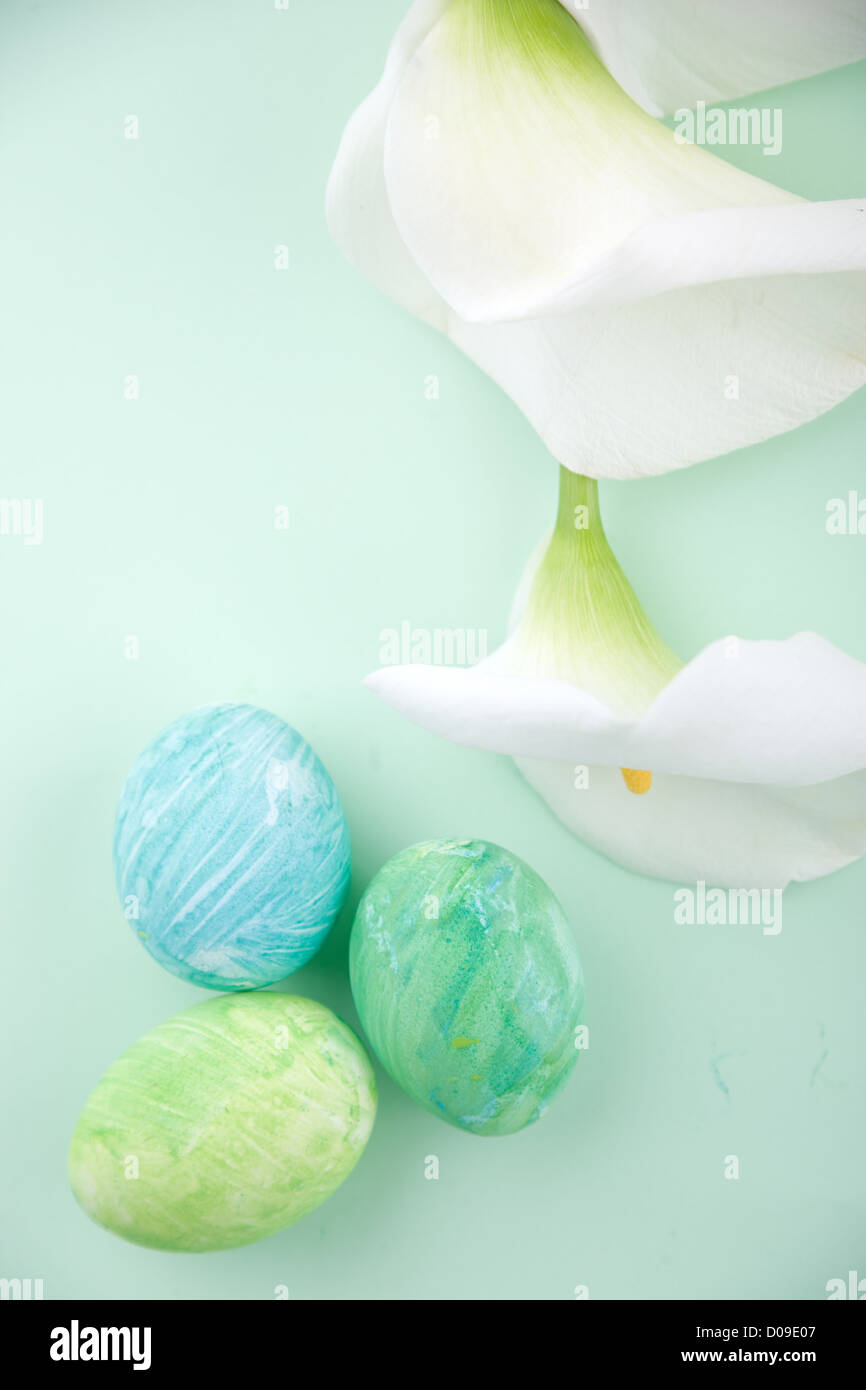 Uova di Pasqua e calla lily in colori pastello Foto Stock