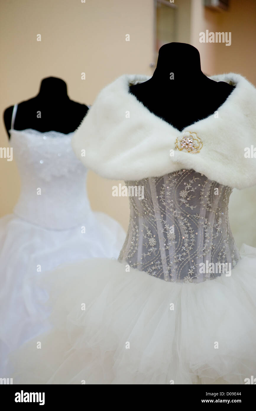 Due abiti da sposa su nero manichini in negozio Foto Stock