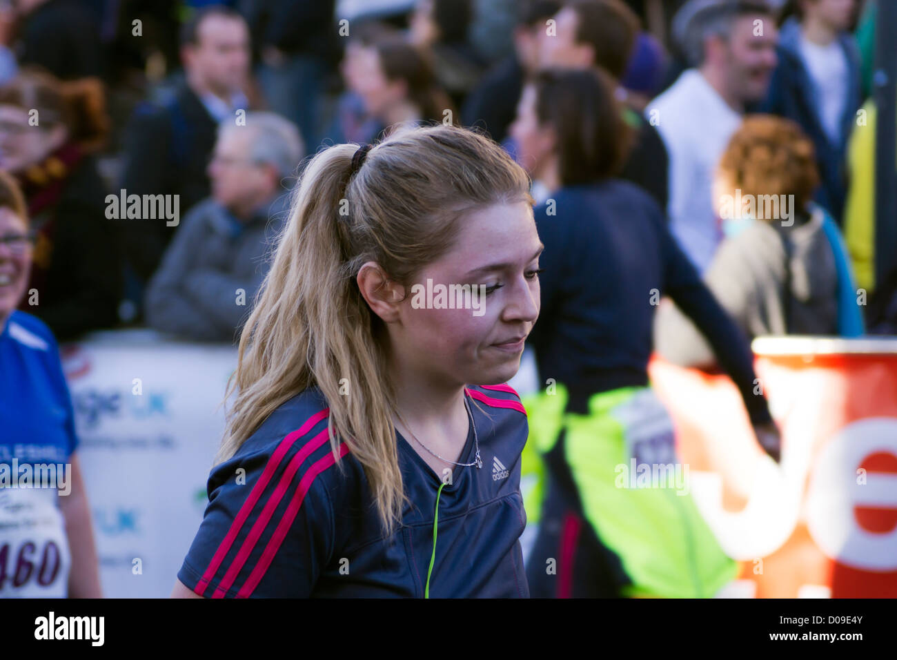 Leeds, Regno Unito 18 novembre 2012. Leeds City Centre, l'età Regno Unito Leeds Abbey Dash 10K gara. Un record di 9.000 persone registrate per questo Foto Stock