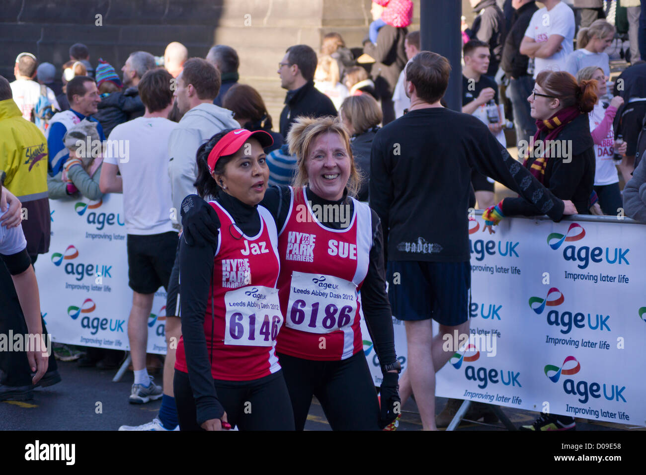 Leeds, Regno Unito 18 novembre 2012. Leeds City Centre, l'età Regno Unito Leeds Abbey Dash 10K gara. Un record di 9.000 persone registrate per questo Foto Stock