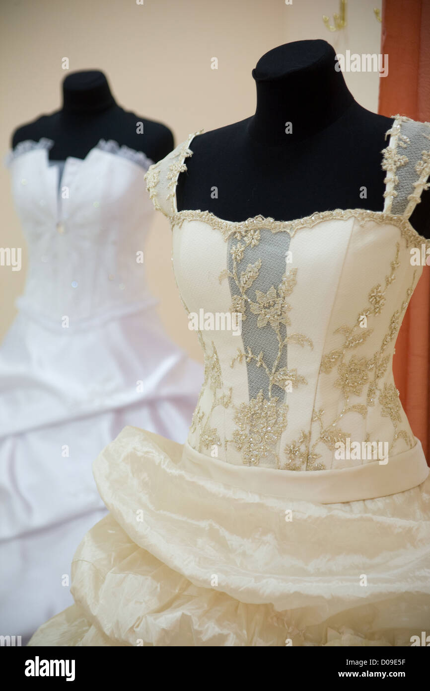 Due abiti da sposa su nero manichini in negozio Foto Stock
