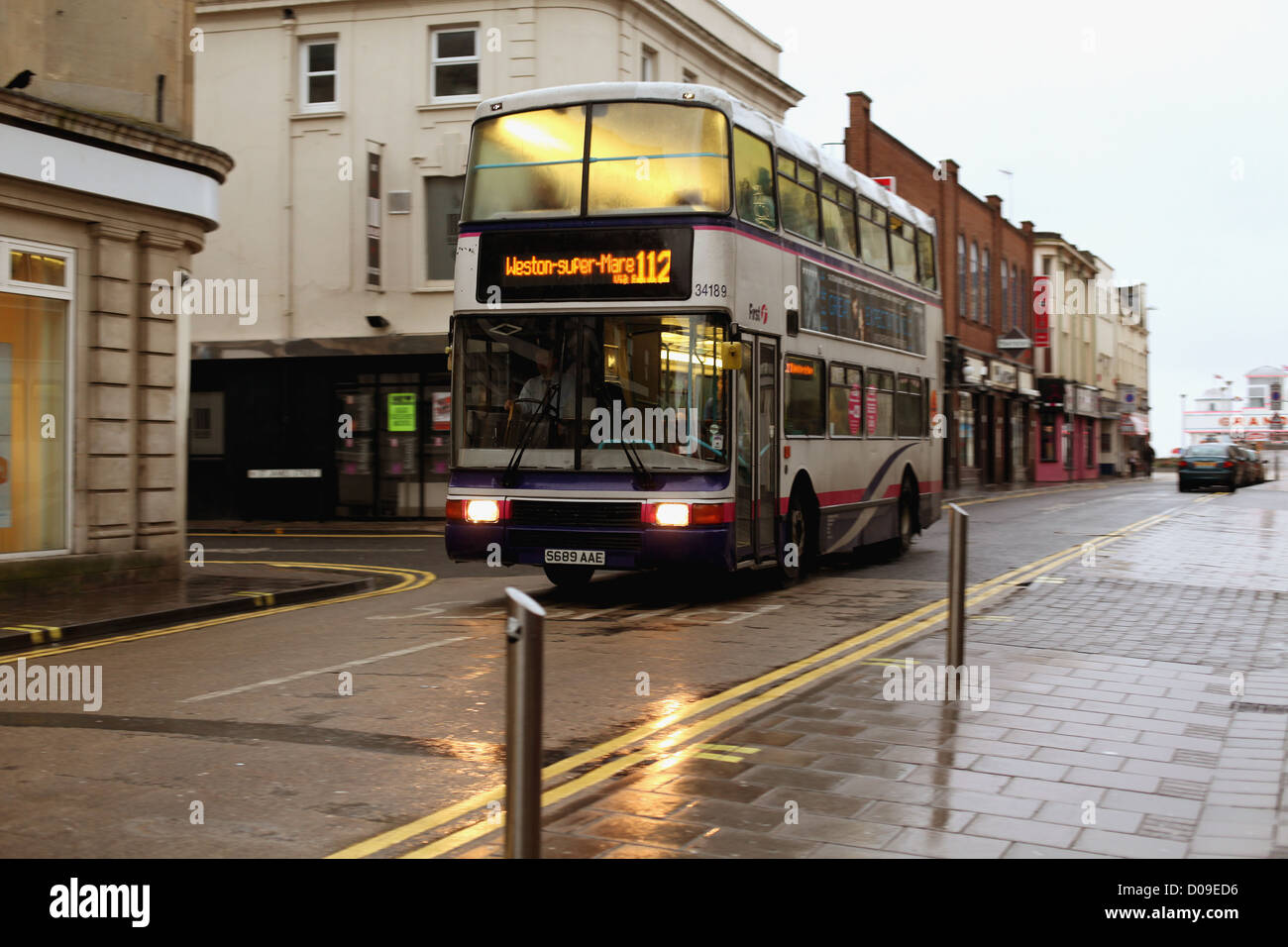 Gli autobus britannico in un giorno di pioggia in città, 20 novembre 2012 Foto Stock