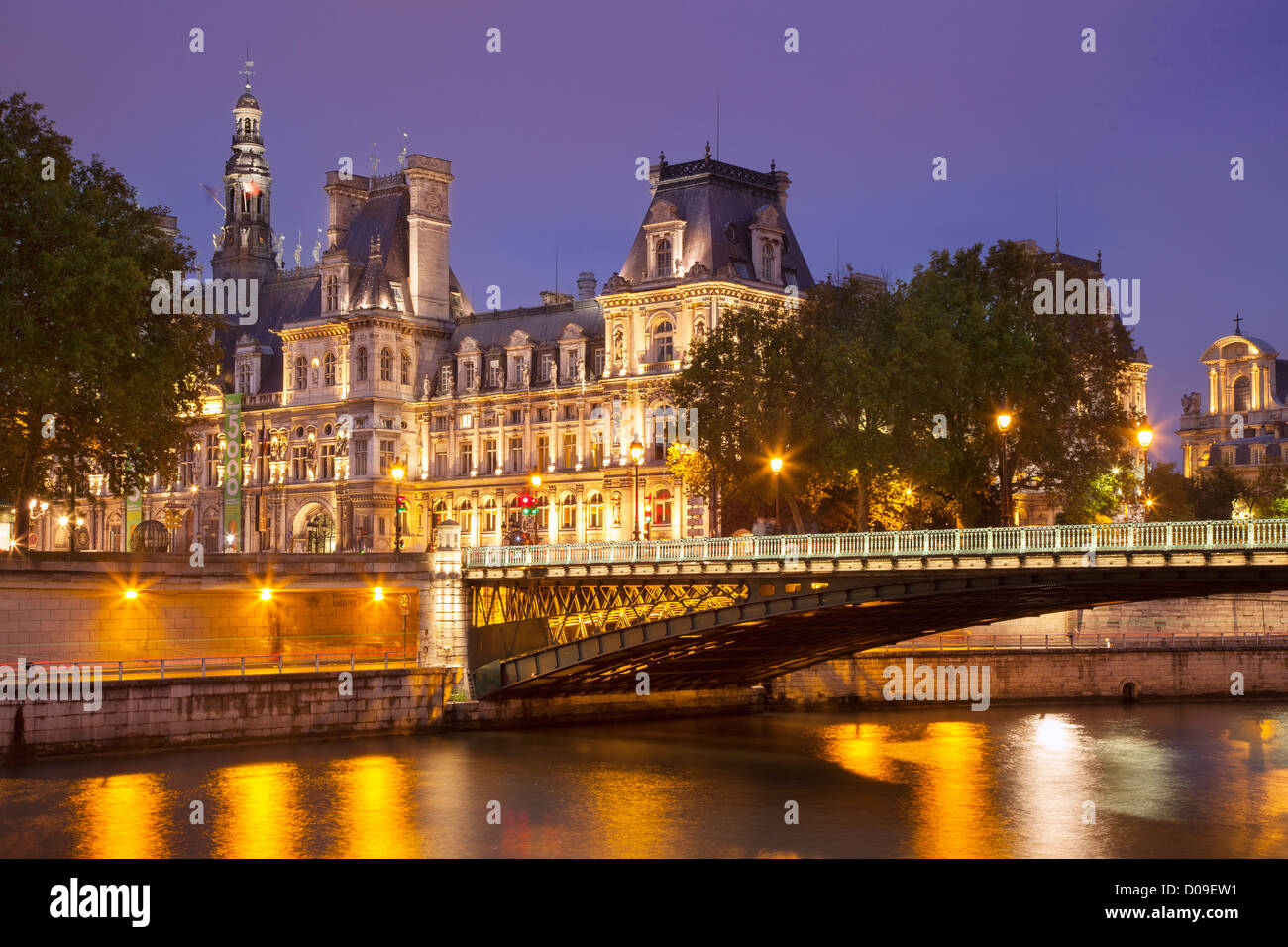 Twilight su Hotel de Ville e il Fiume Senna, Parigi, Ile-de-France, Francia Foto Stock