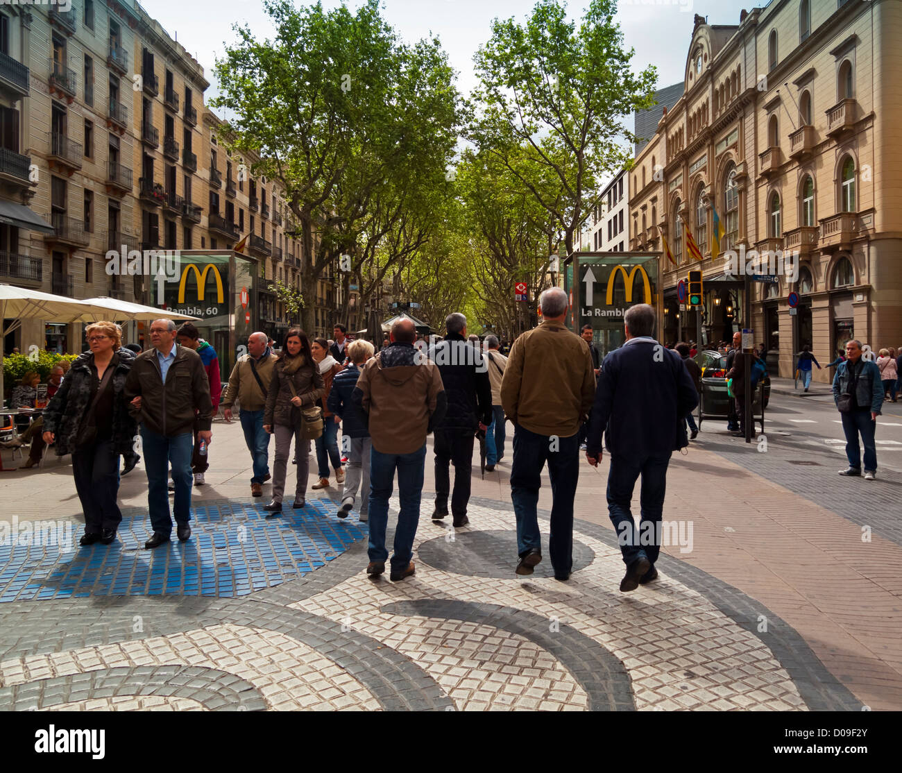 I turisti a piedi nella Ramblas una famosa strada nel centro della città di Barcellona Catalonia Spagna Foto Stock